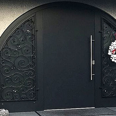 Herkenhoff Referenzen große schwarze Haustür mit Ornamenten