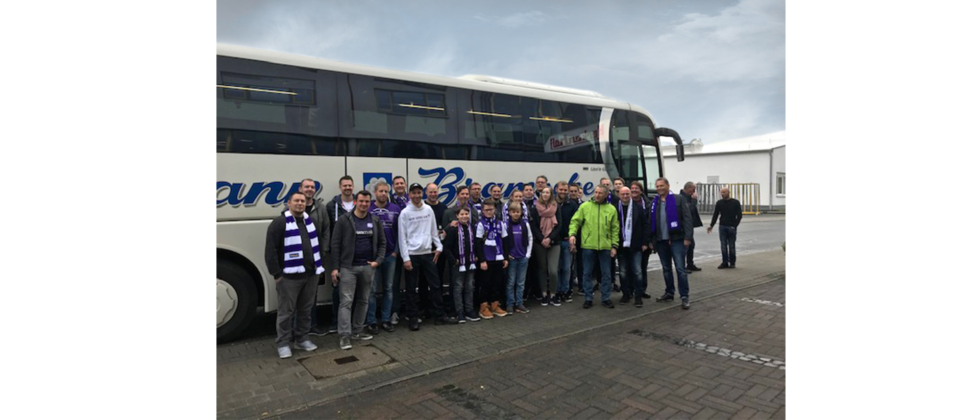 Herkenhoff-Fanclub vor Reisebus besucht VFL-Auswärtsspiel