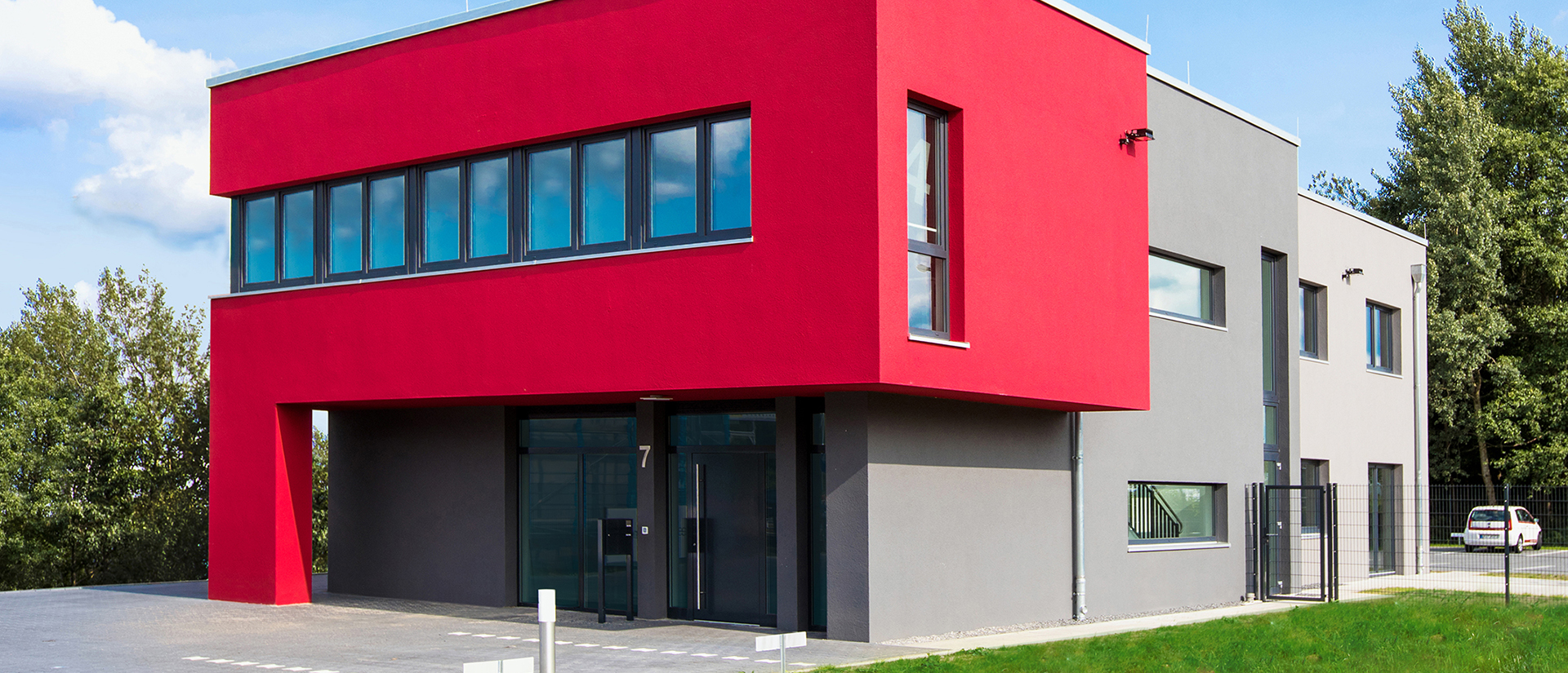 Herkenhoff Referenzen anthrazitfarbene Haustür und Fenster im rot-grauen Firmengebäude