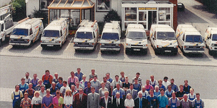 Herkenhoff Firmengeschichte 1988 Herkenhoff-Team vor Firmengebäude
